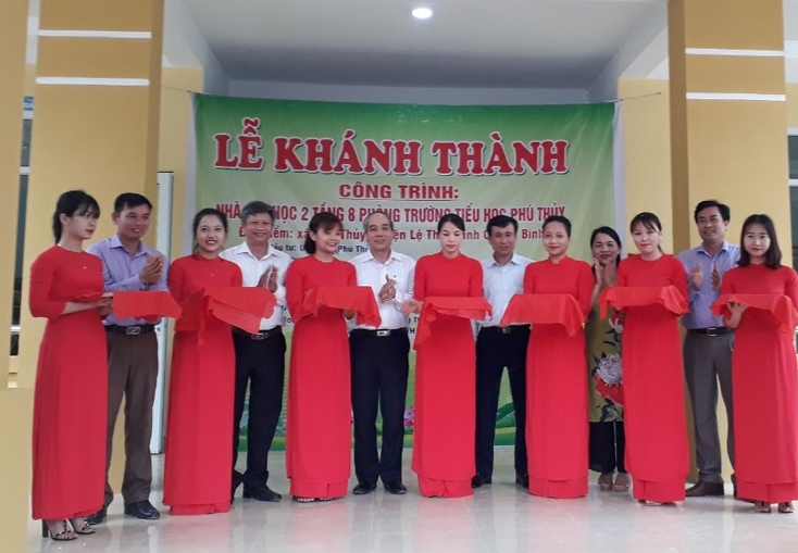 Các đại biểu cắt băng khánh thành công trình