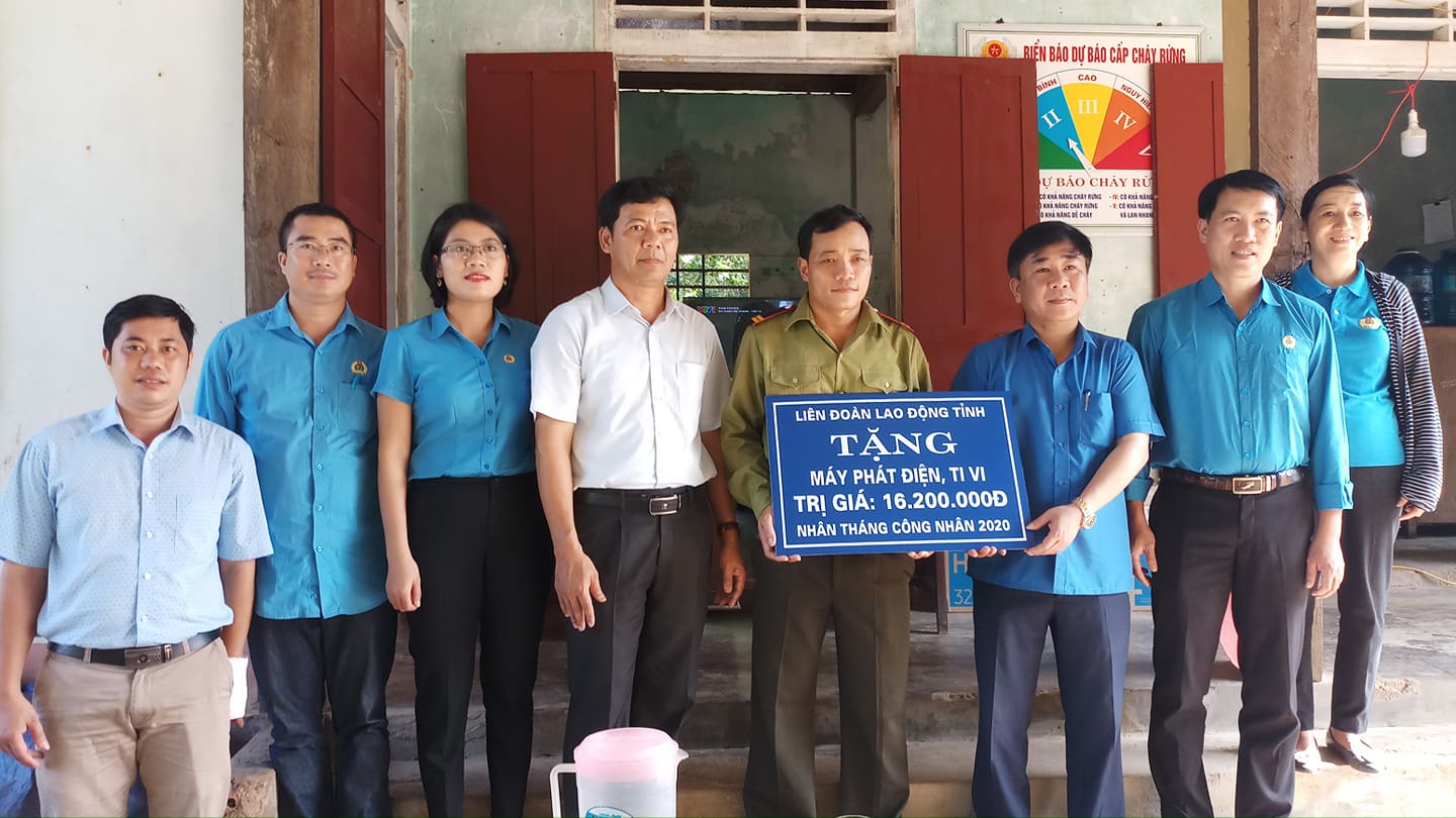 LĐLĐ tỉnh trao ti vi và máy phát điện cho các trạm bảo vệ rừng