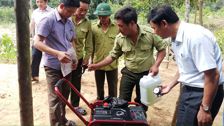 Niềm vui của các bảo vệ rừng khi nhận được máy phát điện