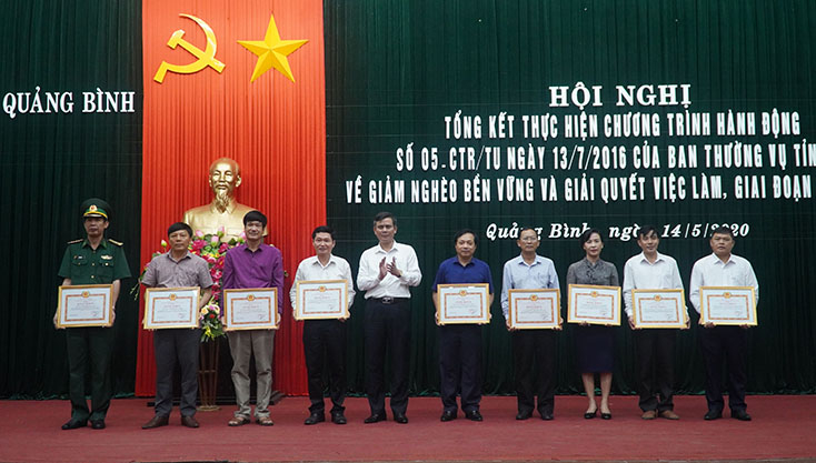 Đồng chí Phó Bí thư Thường trực Tỉnh ủy Trần Thắng trao Bằng khen của Ban Thường vụ Tỉnh ủy cho các tập thể