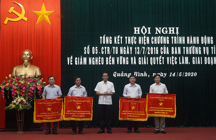 Đồng chí Chủ tịch UBND tỉnh Trần Công Thuật trao Cờ thi đua của UBND tỉnh cho các tập thể