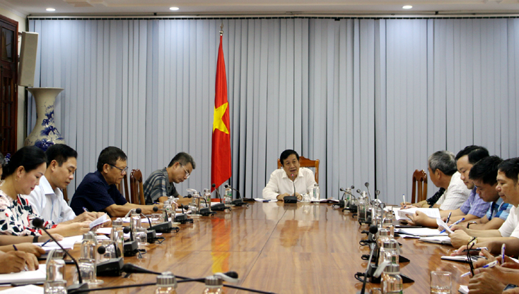 Đồng chí Nguyễn Xuân Quang, Ủy viên Ban Thường vụ Tỉnh ủy, Phó Chủ tịch Thường trực UBND tỉnh chủ trì cuộc họp.