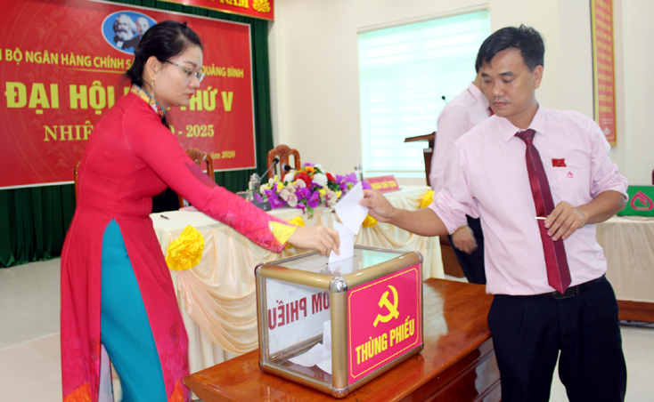 Các đại biểu tham gia bỏ phiếu bầu Ban Chấp hành Chi bộ khóa mới.