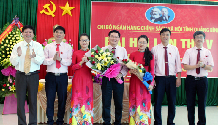 Lãnh đạo Đảng ủy Khối Doanh nghiệp tỉnh tặng hoa chúc mừng Ban Chấp hành Chi bộ Ngân hàng CSXH tỉnh khóa V, nhiệm kỳ 2020-2025.
