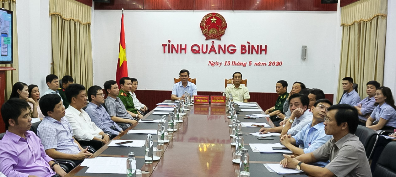  Đồng chí Trần Thắng, Phó Bí thư Thường trực Tỉnh ủy và đồng chí Trần Công Thuật, Chủ tịch UBND tỉnh chủ trì hội nghị tại điểm cầu tỉnh Quảng Bình.
