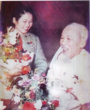  Bác Hồ với anh hùng Nguyễn Thị Kim Huế. Ảnh tư liệu