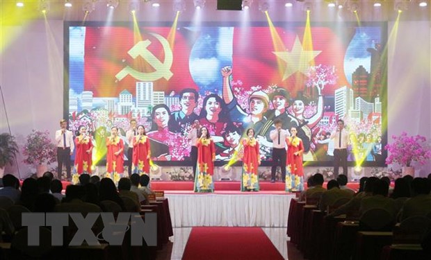 Tiết mục văn nghệ trong Lễ kỷ niệm 130 năm Ngày sinh Chủ tịch Hồ Chí Minh. (Ảnh: Nguyễn Oanh/TTXVN)