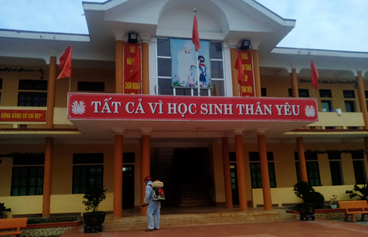 Cán bộ y tế dực phòng tăng cường các hoạt động khử khuẩn môi trường nhằm chủ động phòng chống dịch bệnh