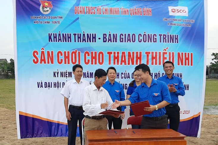 Ký kết bàn giao công trình.