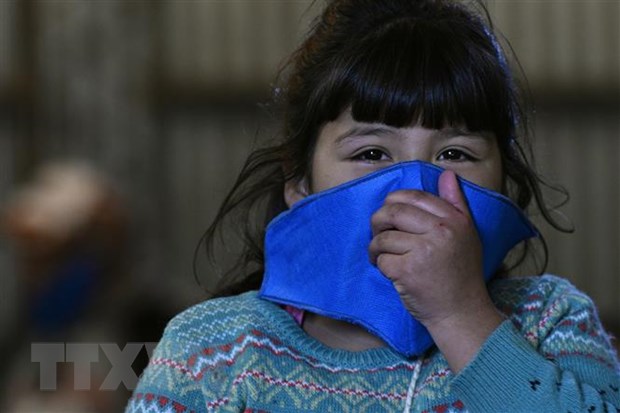 Một em nhỏ đeo khẩu trang phòng dịch COVID-19 tại Buenos Aires, Argentina ngày 8-5-2020. (Ảnh: AFP/TTXVN)