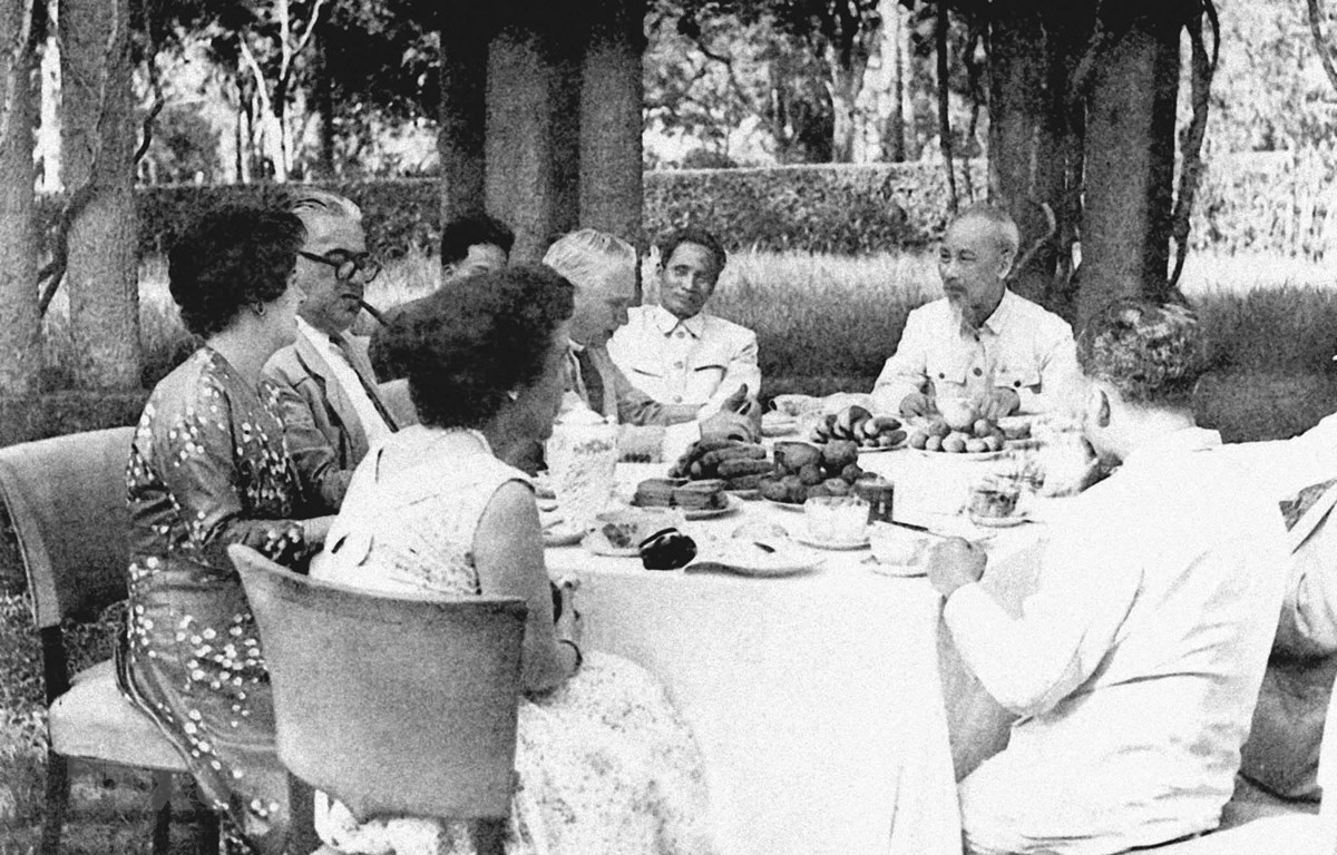 Chủ tịch Hồ Chí Minh tiếp Đoàn Nghị sỹ Quốc hội Anh sang thăm Việt Nam (4/5/1957). (Ảnh: Tư liệu/TTXVN phát)