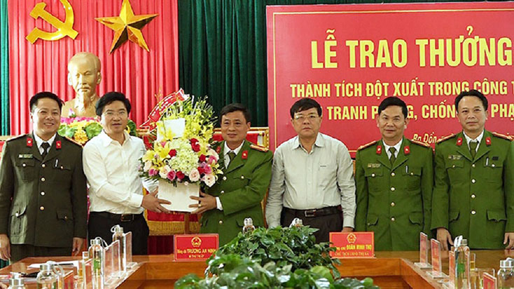  Lãnh đạo TX. Ba Đồn trao thưởng Công an TX. Ba Đồn trong đấu tranh chuyên án ma túy.