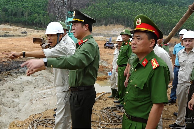 Lãnh đạo Công an tỉnh, Công an TX. Ba Đồn kiểm tra công tác bảo đảm ANTT tại công trình thủy lợi Rào Nan.