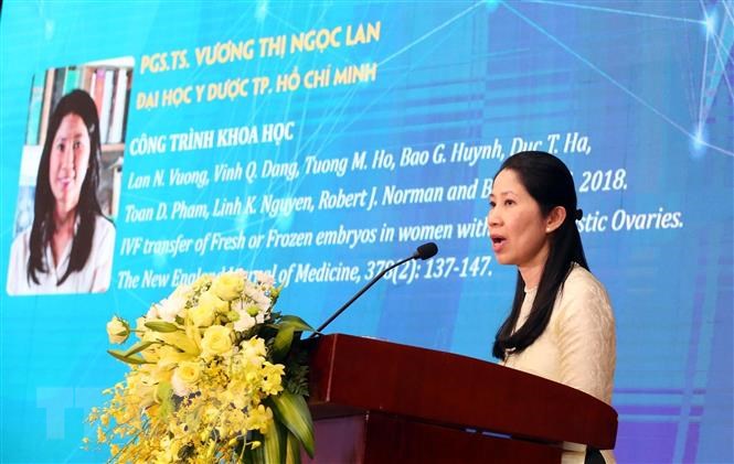 Nhà khoa học đoạt giải, phó giáo sư, tiến sỹ Vương Thị Ngọc Lan phát biểu tại buổi lễ. (Ảnh: Anh Tuấn/TTXVN)