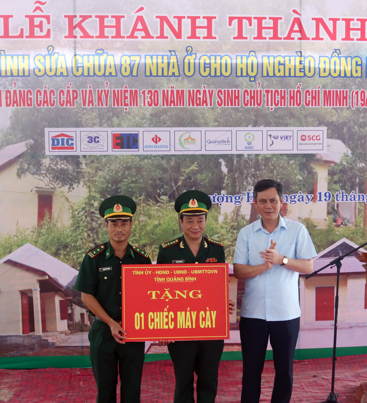 Đồng chí Phó Bí thư Thường trực Tỉnh ủy tặng Đồn Biên phòng Cà Xèng 1 chiếc máy cày để giúp người Rục làm lúa nước