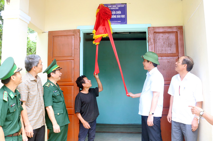 Đồng chí Trần Thắng, Phó Bí thư Thường trực Tỉnh ủy bàn giao nhà thực tế cho các hộ dân