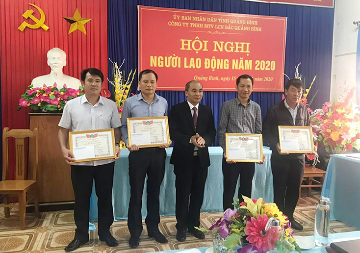 Lãnh đạo Công ty khen thưởng những cá nhân có thành tích xuất sắc trong công tác 