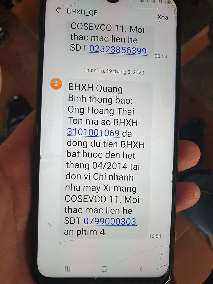 Tin nhắn của cơ quan bảo hiểm qua điện thoại của công nhân thể hiện bị chậm nộp bảo hiểm từ năm 2014. 