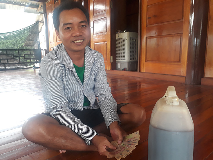 Anh Hồ Xai, người Khùa ở bản Ka In (xã Trọng Hóa) có thu nhập ổn định nhờ bán sản phẩm mật ong do chính tay mình nuôi. 