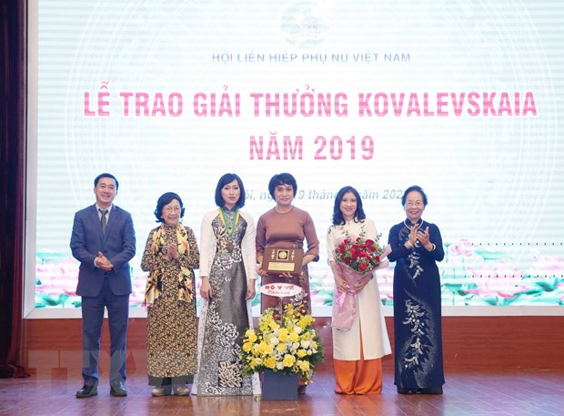 PGS.TS Nguyễn Thị Doan, nguyên Phó Chủ tịch nước, Chủ tịch Hội Khuyến học Việt Nam, Chủ tịch Ủy ban Giải thưởng Kovalevskaia trao giải cho tập thể các nhà khoa học nữ Phòng thí nghiệm Cúm, Khoa Virus, Viện Vệ sinh dịch tễ Trung ương. (Ảnh: Phương Hoa/TTXVN)