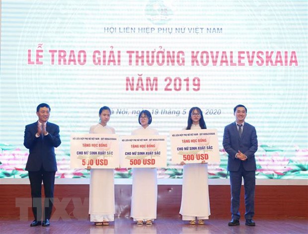  Các nữ sinh xuất sắc nhận giải thưởng của Quỹ Kovakevskaia. (Ảnh: Phương Hoa/TTXVN)