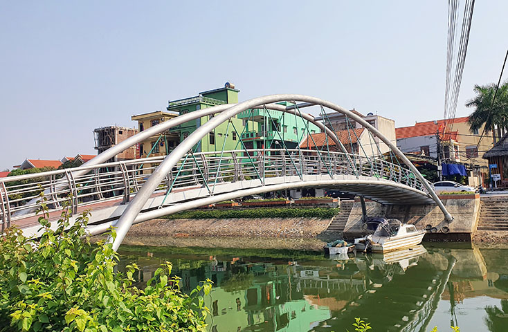 Cây cầu là điểm nhấn của phố đi bộ