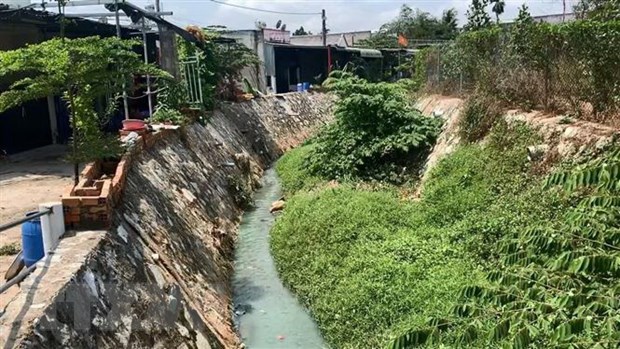 Hiện trường nước suối Cây Sao chuyển đột ngột sang màu xanh nhưng không rõ nguyên nhân và nguồn xả thải. (Ảnh: TTXVN phát)
