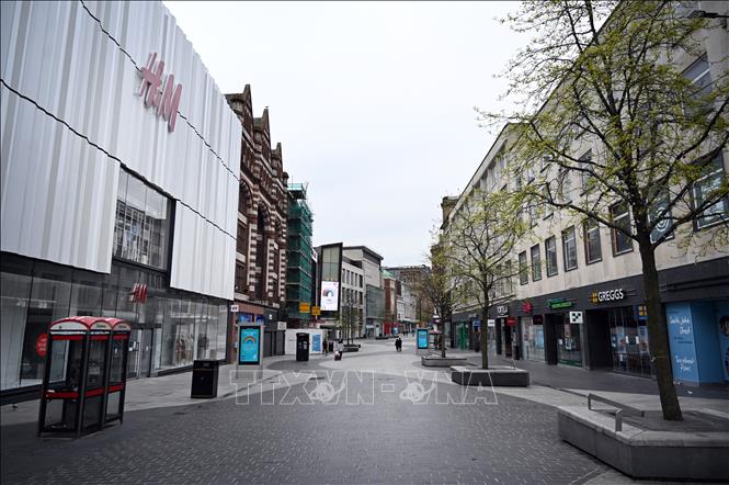  Các cửa hàng đóng cửa do dịch COVID-19 tại Liverpool, Anh ngày 18-4-2020. Ảnh: AFP/TTXVN