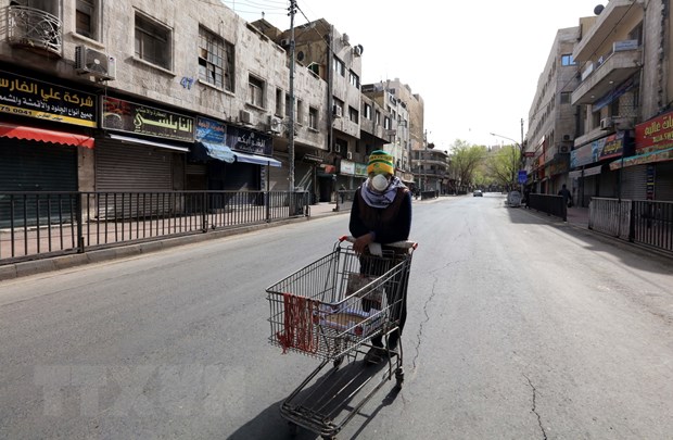  Các cửa hàng đóng cửa do dịch COVID-19 tại Amman, Jordan ngày 27-3-2020. (Ảnh: THX/TTXVN)