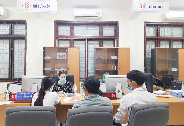 Cá nhân, tổ chức đến giao dịch tại Trung tâm Hành chính công tỉnh.