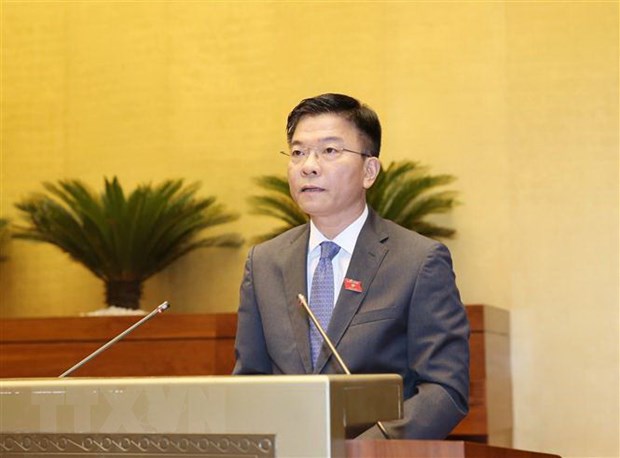 Bộ trưởng Bộ Tư Pháp Lê Thành Long trình bày Tờ trình dự án Luật sửa đổi, bổ sung một số điều của Luật Xử lý vi phạm hành chính. (Ảnh: Phương Hoa/TTXVN)