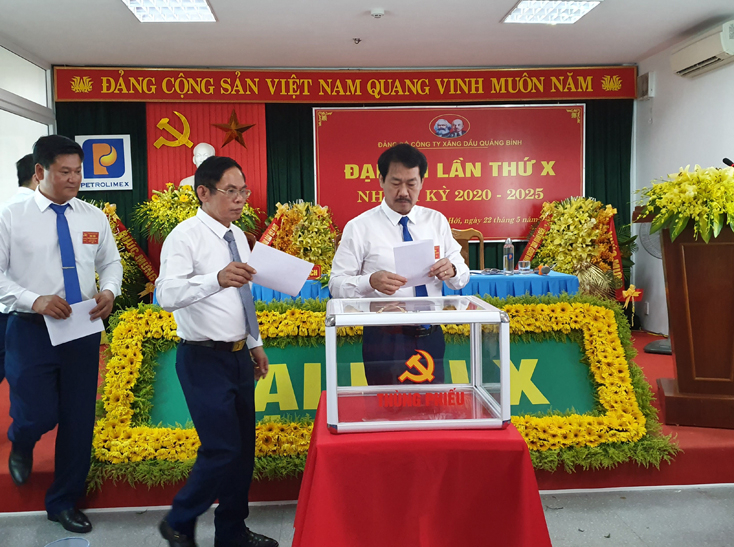 Các đại biểu bỏ phiếu bầu Ban chấp hành Đảng bộ Công ty xăng dầu Quảng Bình nhiệm kỳ mới