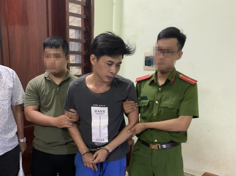 Lực lượng Cảnh sát ma túy Công an TP. Đồng Hới và Công an xã Lộc Ninh tiến hành lệnh khám xét nơi ở đối tượng Lê Trọng Trì.