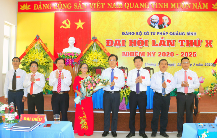 Ban chấp hành Đảng bộ Sở Tư pháp nhiệm kỳ 2020-2025 ra mắt tại đại hội.