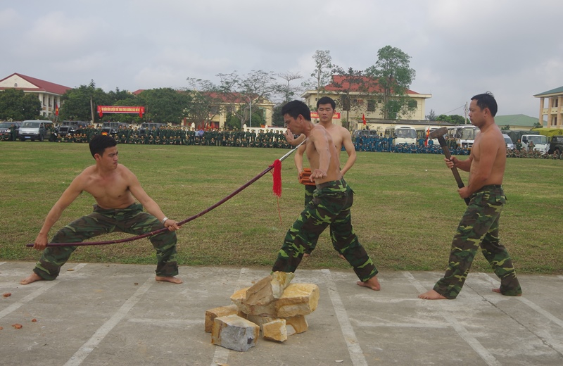   Đặc nhiệm BĐBP thực hành huấn luyện nội công. 
