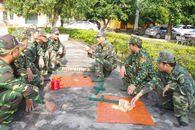    Huấn luyện thực hành kỹ thuật chắp nối kíp gây nổ và dùng lượng nổ đánh phá các mục tiêu.