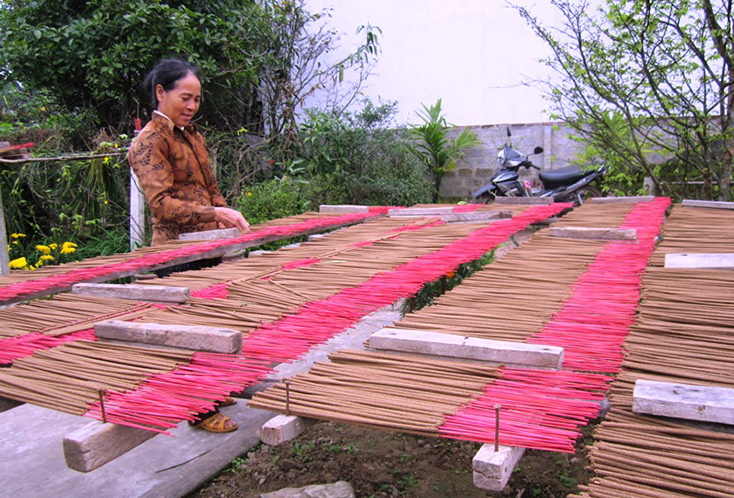 Từ nguồn vốn tín dụng ưu đãi, mô hình sản xuất hương ở TP. Đồng Hới đã phát huy được hiệu quả kinh tế.