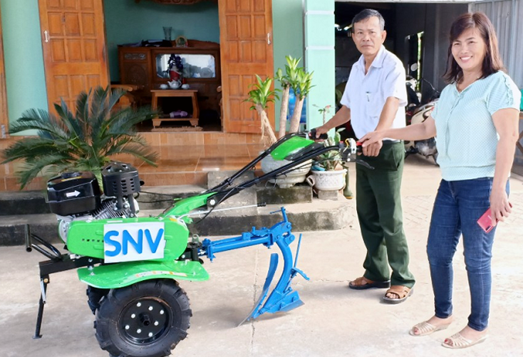 Dự án FLOW/EOWE hỗ trợ máy cầm tay cho HTX sản xuất kinh doanh và dịch vụ khoai lang Lâm Hường.