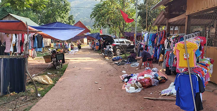 Thấy phóng viên ghi hình, nhiều tiểu thương vội quay mặt đi nơi khác