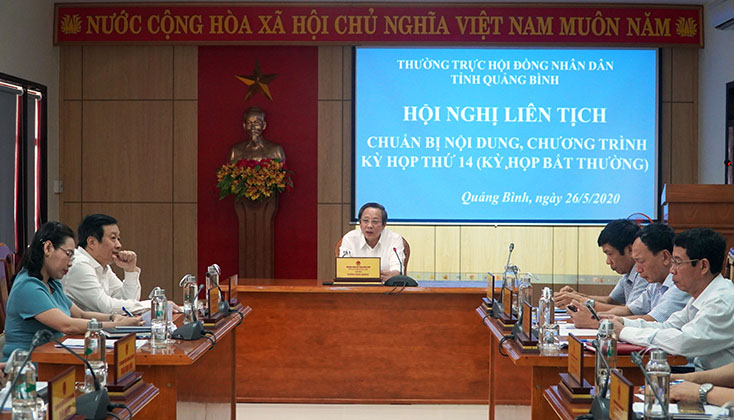 Đồng chí Chủ tịch HĐND tỉnh Hoàng Đăng Quang điều hành hội nghị