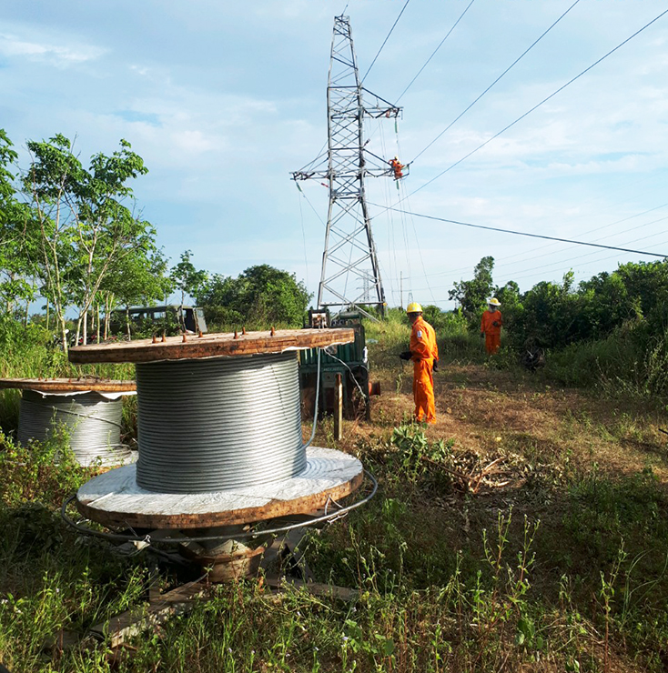 Đội ngũ cán bộ, kỹ sư tiến hành thay dây dẫn tuyến đường dây 110kV.