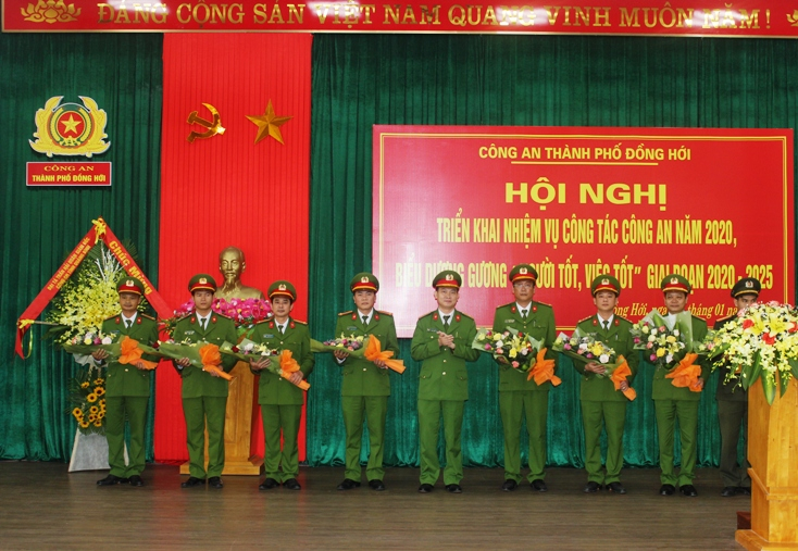   CATP Đồng Hới biểu dương các cán bộ, chiến sỹ đạt thành tích xuất sắc trong công tác công an năm 2019.