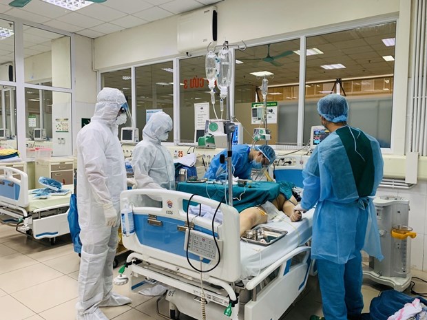 Các bác sỹ chữa bệnh cho bệnh nhân mắc COVID-19 tại Bệnh viện Bệnh Nhiệt đới Trung ương. (Ảnh: PV/Vietnam+)