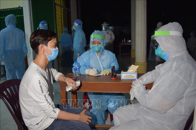   Theo dõi sức khoẻ cho người nhập cảnh tại khu cách ly tập trung. Ảnh: TTXVN