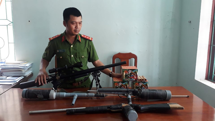 Nhiều loại vụ khí, vật liệu nổ được Công an huyện Lệ Thủy thu hồi