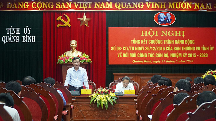 Các đồng chí trong Thường trực Tỉnh ủy điều hành hội nghị