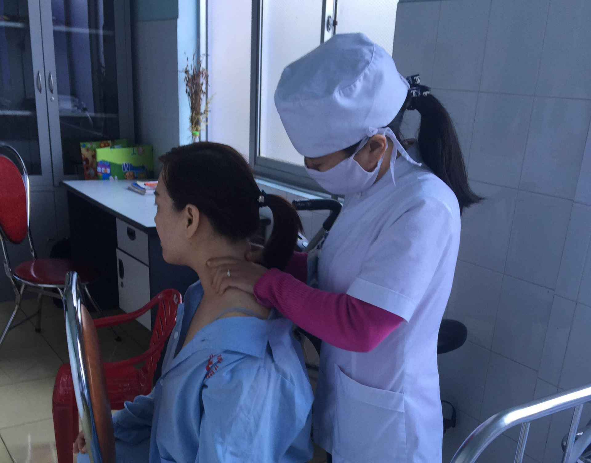   Ngoài nâng cao chất lượng khám, chữa bệnh, cán bộ y tế luôn tạo ấn tượng tốt với người bệnh về phong cách giao tiếp, ứng xử.