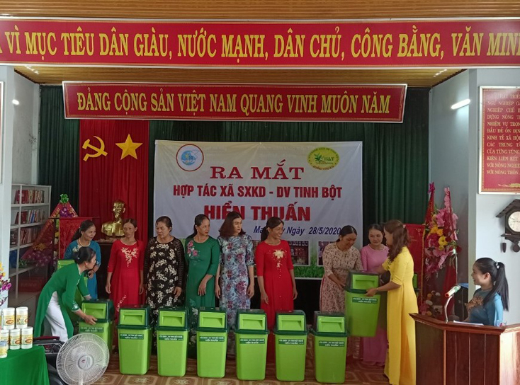HTXSXKDDV tinh bột Hiền Thuấn cũng tặng thùng rác có nắp đậy cho chị em hội viên trên địa bàn