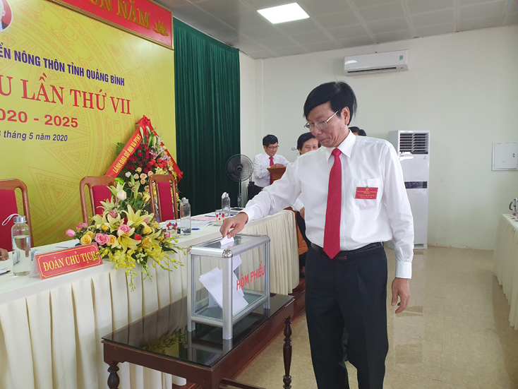 Các đại biểu bỏ phiếu bầu Ban Chấp hành Đảng bộ Sở Nông nghiệp và PTNT nhiệm kỳ 2020-2025