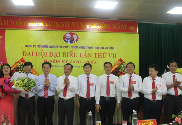 Đại diện lãnh đạo Đảng ủy Khối các cơ quan tỉnh tăng hoa, chúc mừng Ban Chấp hành Đảng bộ Sở Nông nghiệp và PTNT nhiệm kỳ 2020-2025